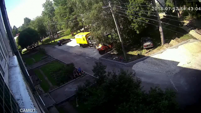 В Ленинградской области рабочие чудом поймали выпавшего из окна мальчика 