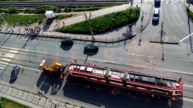В Кудрово трамвай сошел с рельсов