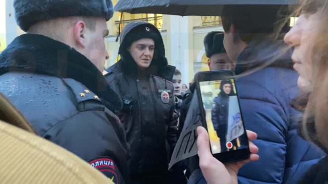 Участников одиночных пикетов задерживают в Петербурге