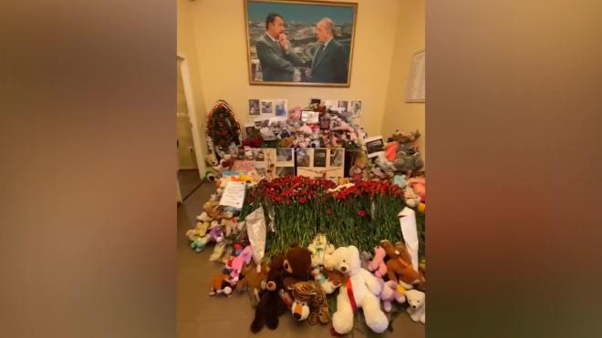Горожане принесли к консульству Азербайджана в Петербурге цветы и игрушки
