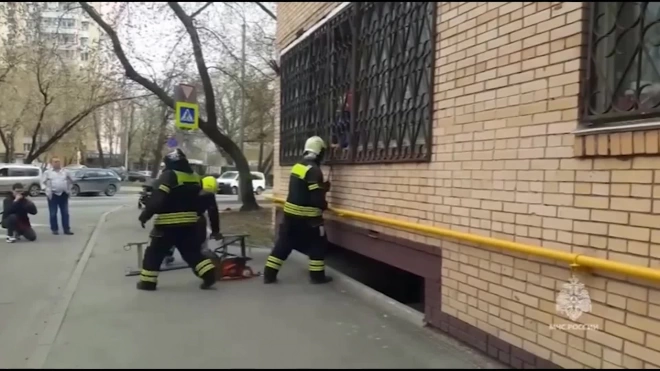 Спасатели помогли москвичу весом 300 кг покинуть квартиру и поехать к врачам