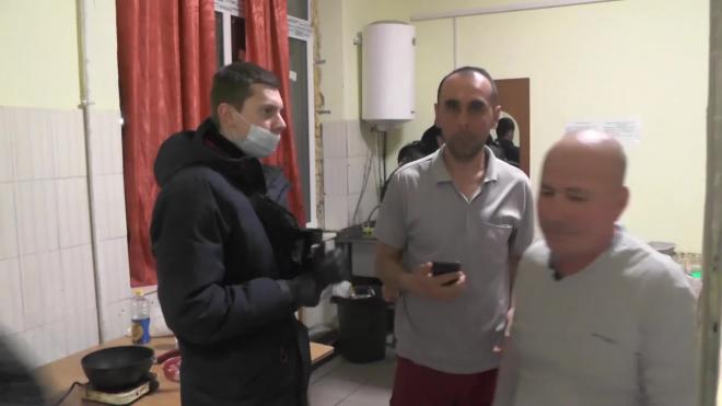 Полиция нашла 11 "резиновых" квартир с мигрантами в Невском районе Петербурга