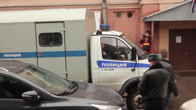 Труп с искромсанной осколком стекла шеей нашли на детской площадке в Кировском районе