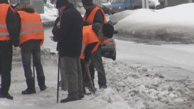Петербуржцев предупреждают об угрозе падения сосулек и снега