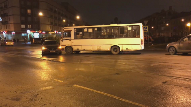 На Садовой автобус врезался в "Мазду" 