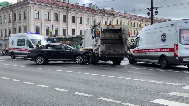 На Невском проспекте столкнулись легковушка и мусоровоз