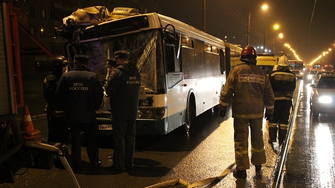 Автобус влетел в грузовик на проспекте Науки, пострадало 7 человек