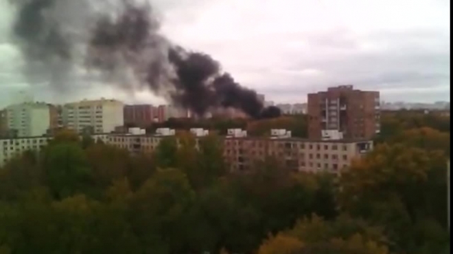 Появилось видео пожара в мебельном центре в Медведково