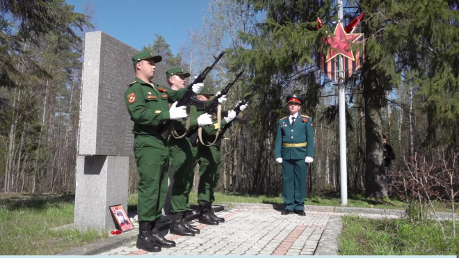 Видео: возложение венков к воинским захоронениям в Выборге