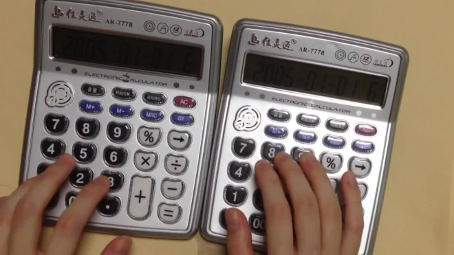 Появилось видео, как японец сыграл Despacito на двух калькуляторах