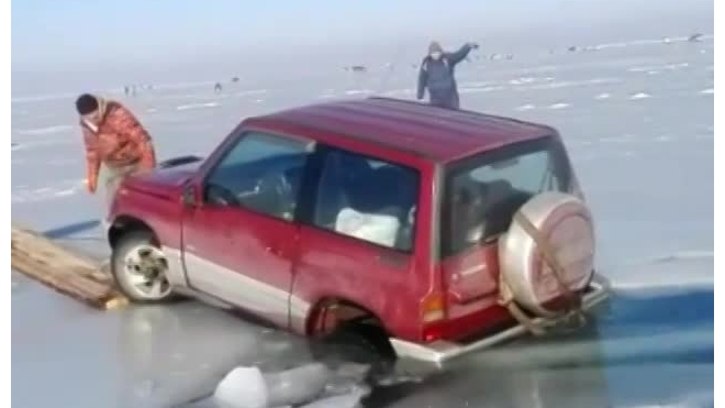 Под Владивостоком "выудили" внедорожник из-подо льда