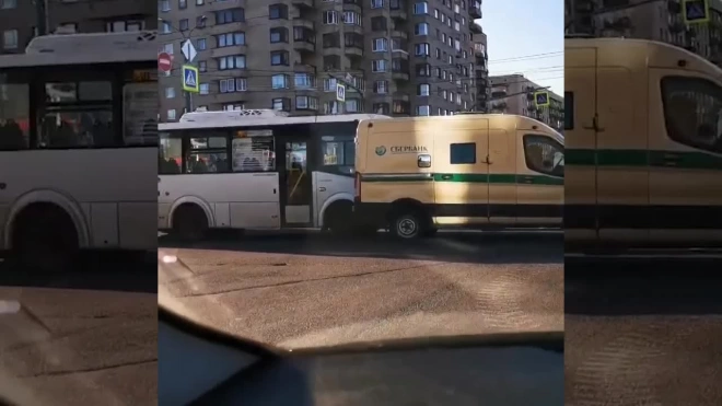 Инкассаторская машина и автобус столкнулись на Ветеранов 
