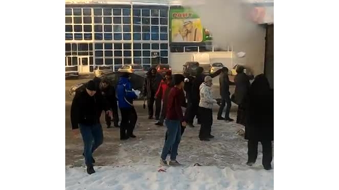В сети опубликовали видео,как неравнодушные тюменцы тушат пожар снежками