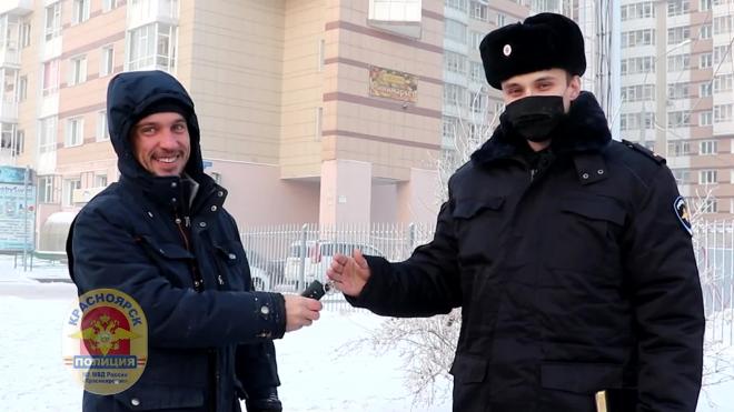 В Красноярске сотрудники полиции вернули похищенную иномарку владельцу
