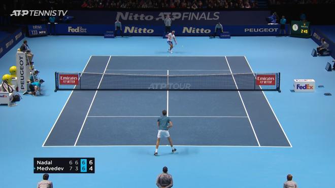 Медведев победил Надаля и вышел в финал Итогового турнира ATP