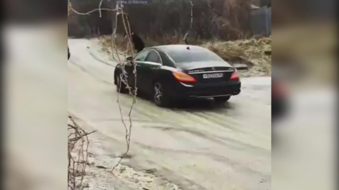 Видео "покатушек" с горки из Ставрополя: "Мерседес" скатился вниз по обледенелой дороге