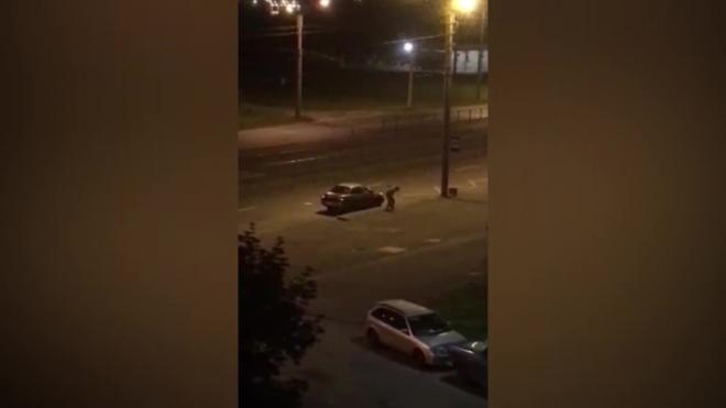 Ночью на улице Маршала Казакова водитель прогонял сон при помощи гири