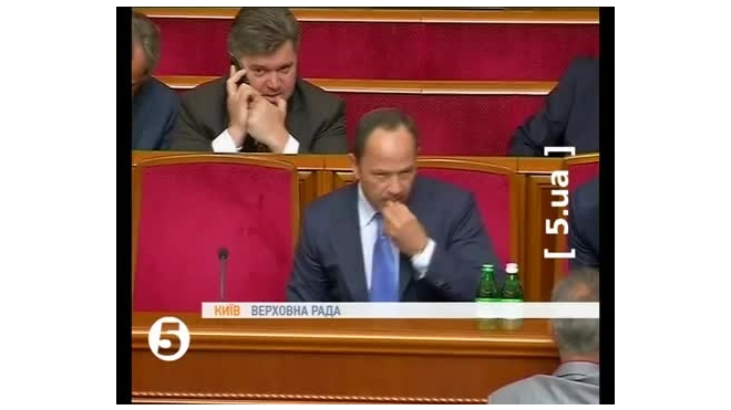 Вице-премьер Украины Тигипко вынул изо рта жвачку и приклеил под стол в Раде