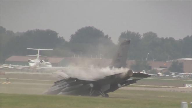 Истребитель ВВС США разбился во время приземления на авиабазе