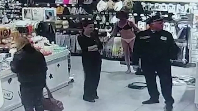 В Петербурге росгвардейцы задержали посетительницу магазина, раздевшуюся до нижнего белья