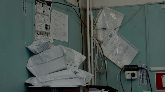 "В потолке дырки, а из них проводка торчит": Шушары два года ждут ремонта почтового отделения