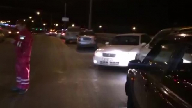 Видео из Новосибирска: трассу из-за гололедицы не поделили 13 авто