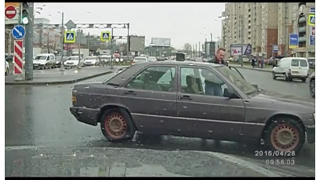 Появилось видео, где петербуржец спасает котенка на дороге под грустную музыку