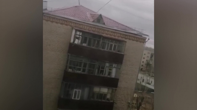 В сети опубликовано видео из Казахстана, где ураган сорвал крышу с жилого дома