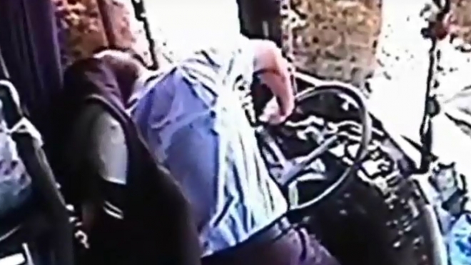 В Китае смертельно раненный водитель автобуса спас пассажиров