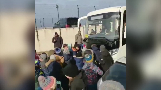 Дети двигают автобус 
