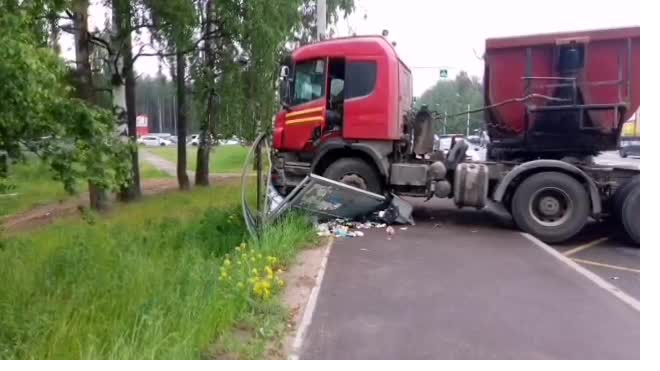 Фура снесла остановку с людьми в Сертолово: подробности