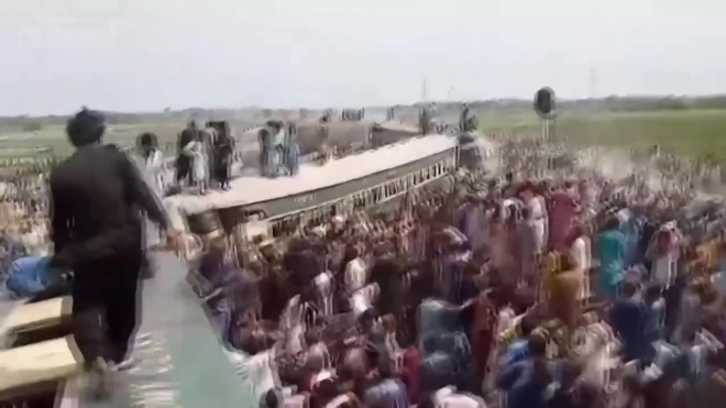 В Пакистане пассажирский поезд сошел с рельсов