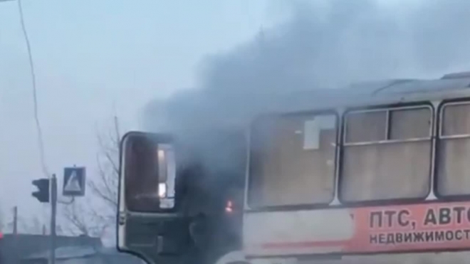 Жуткое видео из Челябинска: загорелась маршрутка