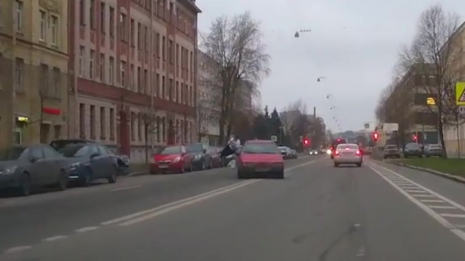 Ненормальный мужчина бросился под автомобиль на Левашовском проспекте