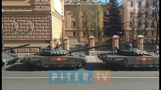 Видео: на Дворцовой площади прошла репетиция с участием военной техники 