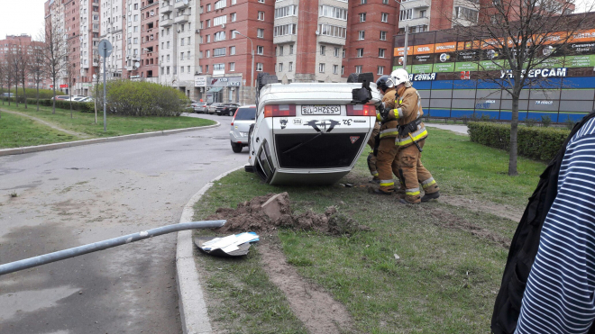 На Комендантском водитель не справился с управлением, автомобиль перевернулся, автовладелец скрылся