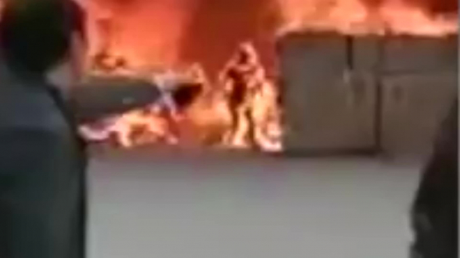 Огненное видео из Китая: Горящий человек вышел из полыхающего здания