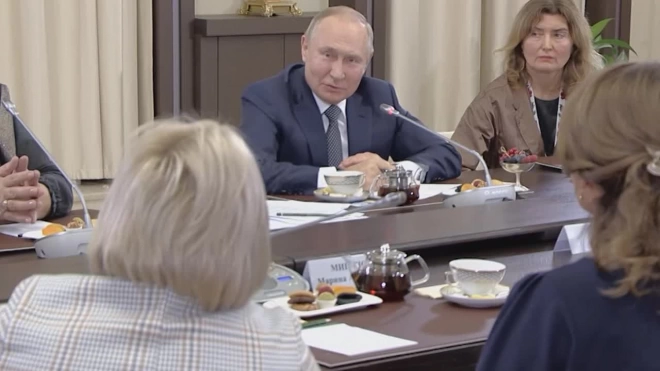 Путин призвал "сдирать с чиновников" корку безразличного отношения к людям