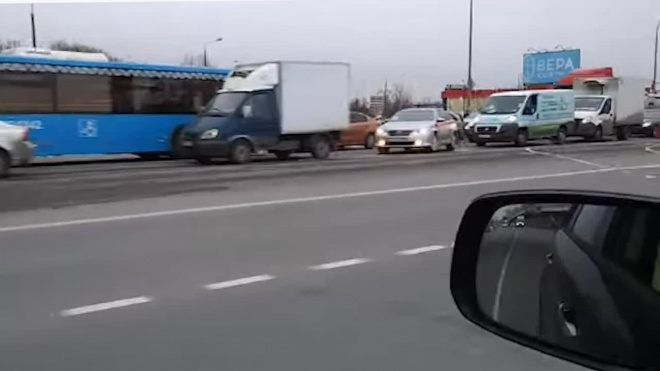 На въездах в Москву образовались пробки из-за проверки пропусков