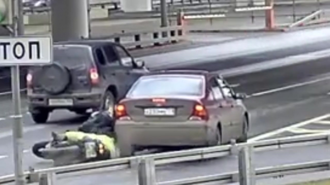 Жесткое видео из Москвы: легковушка подрезала мотоцикл