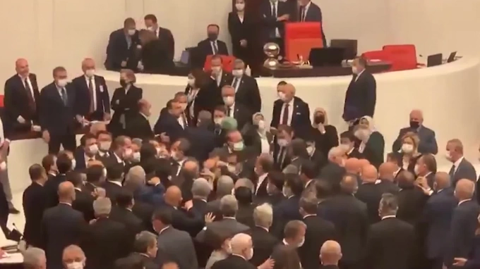 Депутаты подрались в парламенте Турции из-за частного самолета