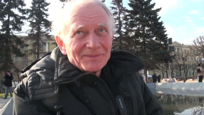 И, конечно, припевать лучше хором. Коммунисты у памятника Ильичу исполнили Интернационал