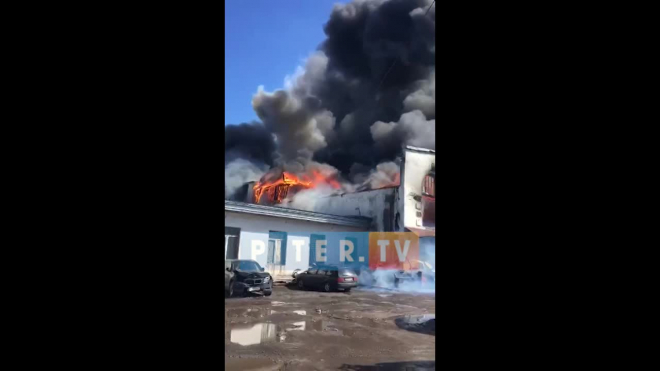 Видео: здание на Хрустальной рушится от пожара, пожарным не подойти