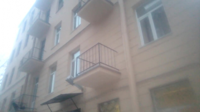 Без окон, без дверей: на Пионерской рабочие замуровали выход на балкон