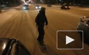В интернете появилось видео экстремального заезда на сноубордах по улицам Новокузнецка В интернете появилось видео экстремального заезда на сноубордах по улицам Новокузнецка