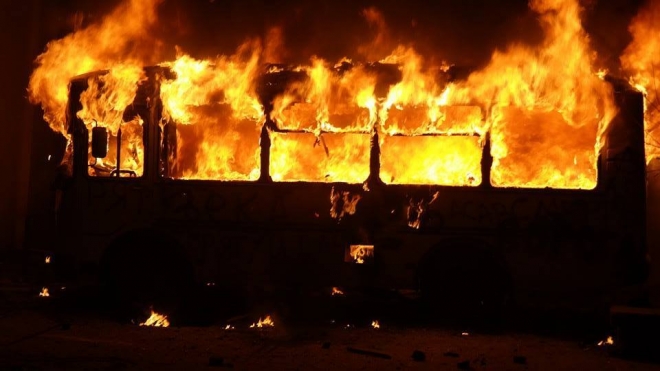 На Майдане в Киеве протестующие подожгли автобус и взяли в заложники бойца «Беркута»