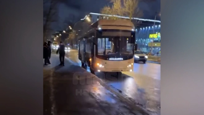 На Лиговском проспекте в салоне автобуса произошел взрыв. Пострадала женщина