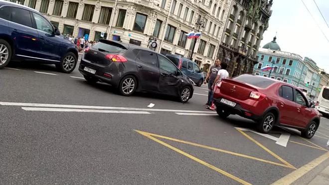 На Казанской две иномарки заняли полосы движения машин и автобуса