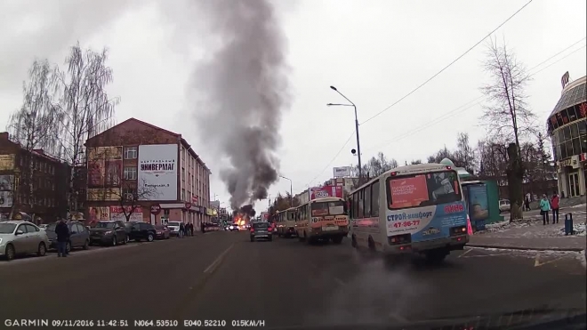 Очевидец снял горящую инкассаторскую машину в Архангельске