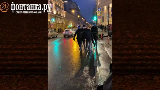 Сотрудник полиции в Петербурге ударил женщину ногой. Момент попал на видео 